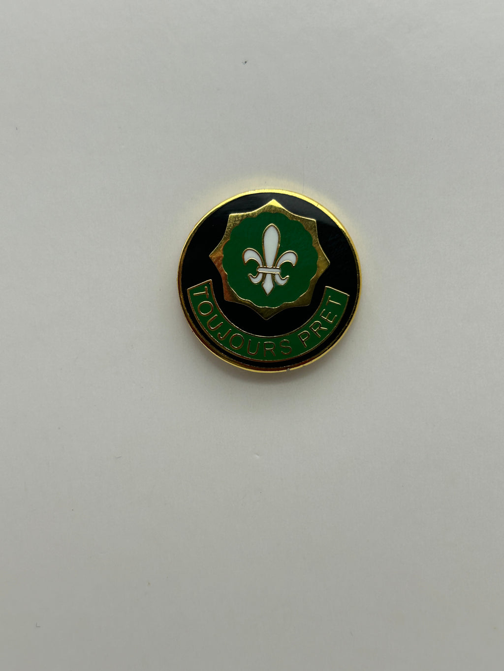 US Army: 2nd ACR Toujours Pret Unit Hat Pin | Military Hats & Pins