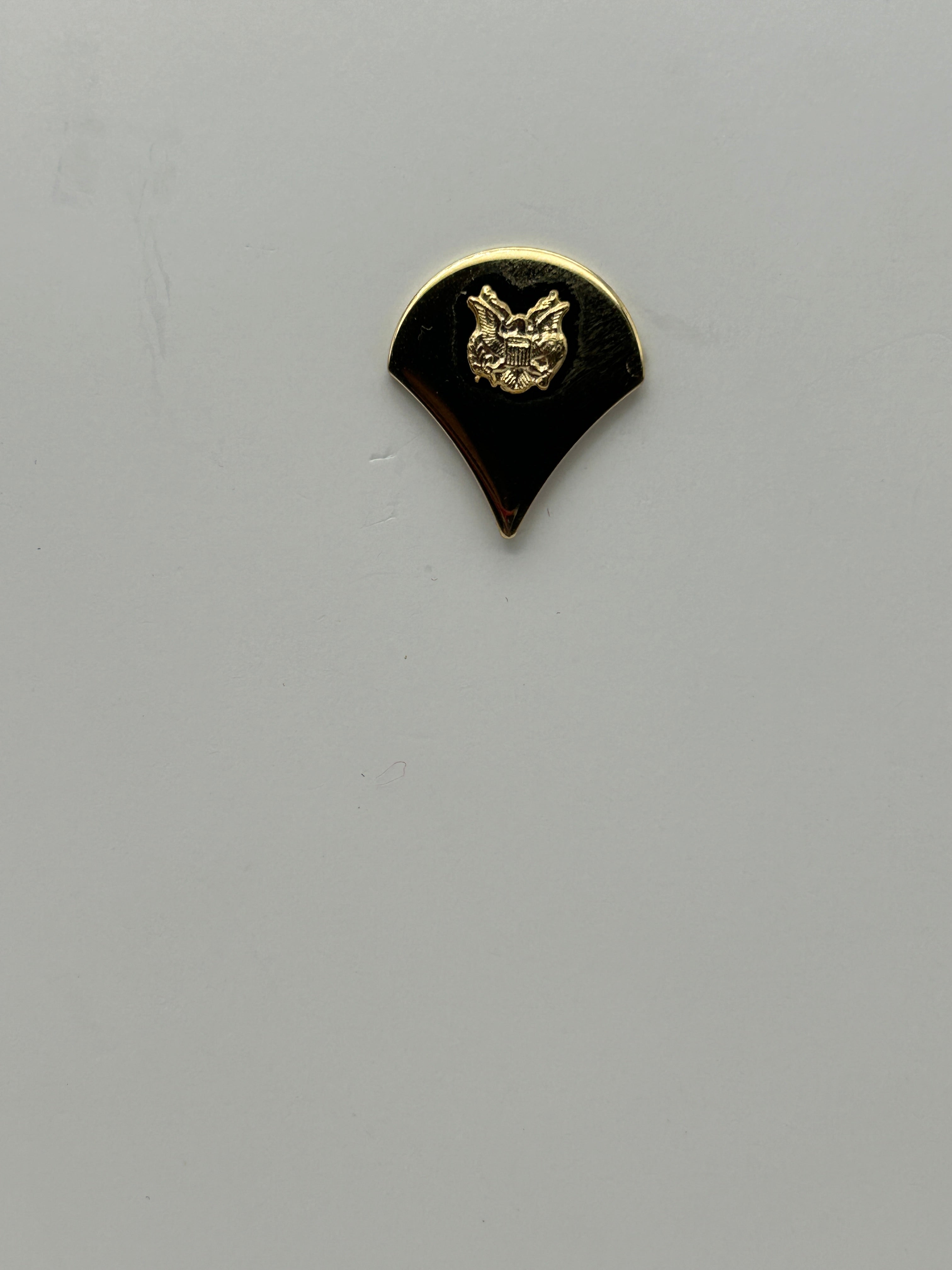 US Army Spec 4 Gold Tone Enamel Lapel Pin Insignia | Military Hats & Pins