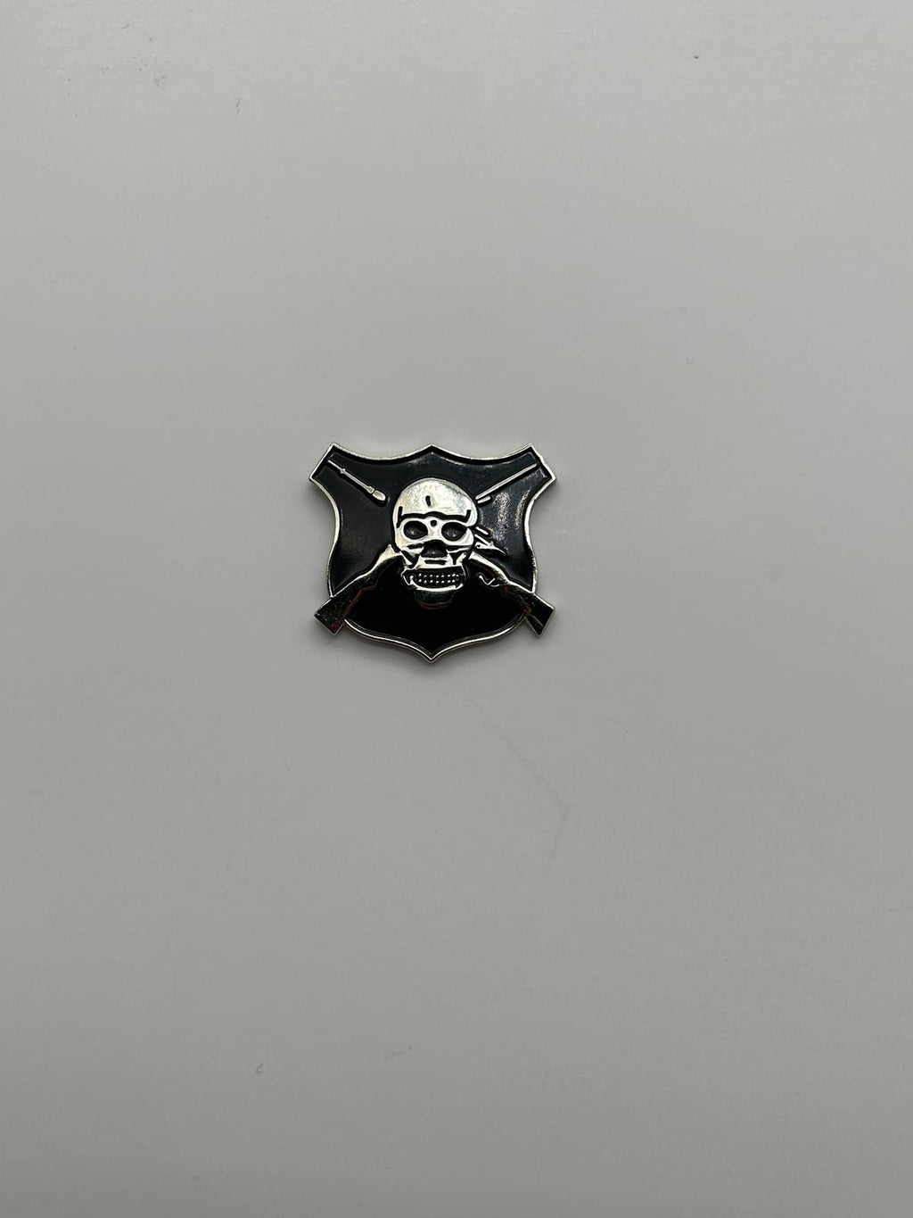 US Army Skull & Crossed Flintlock Pistols Insignia Shield Pin | Military Hats & Pins