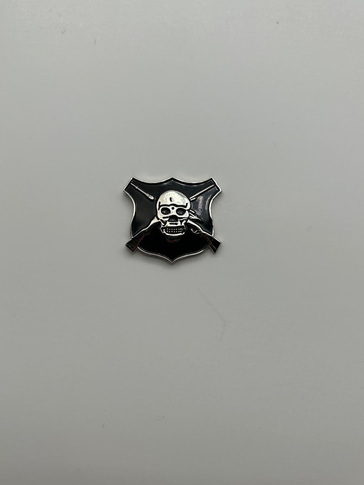 US Army Skull & Crossed Flintlock Pistols Insignia Shield Pin | Military Hats & Pins